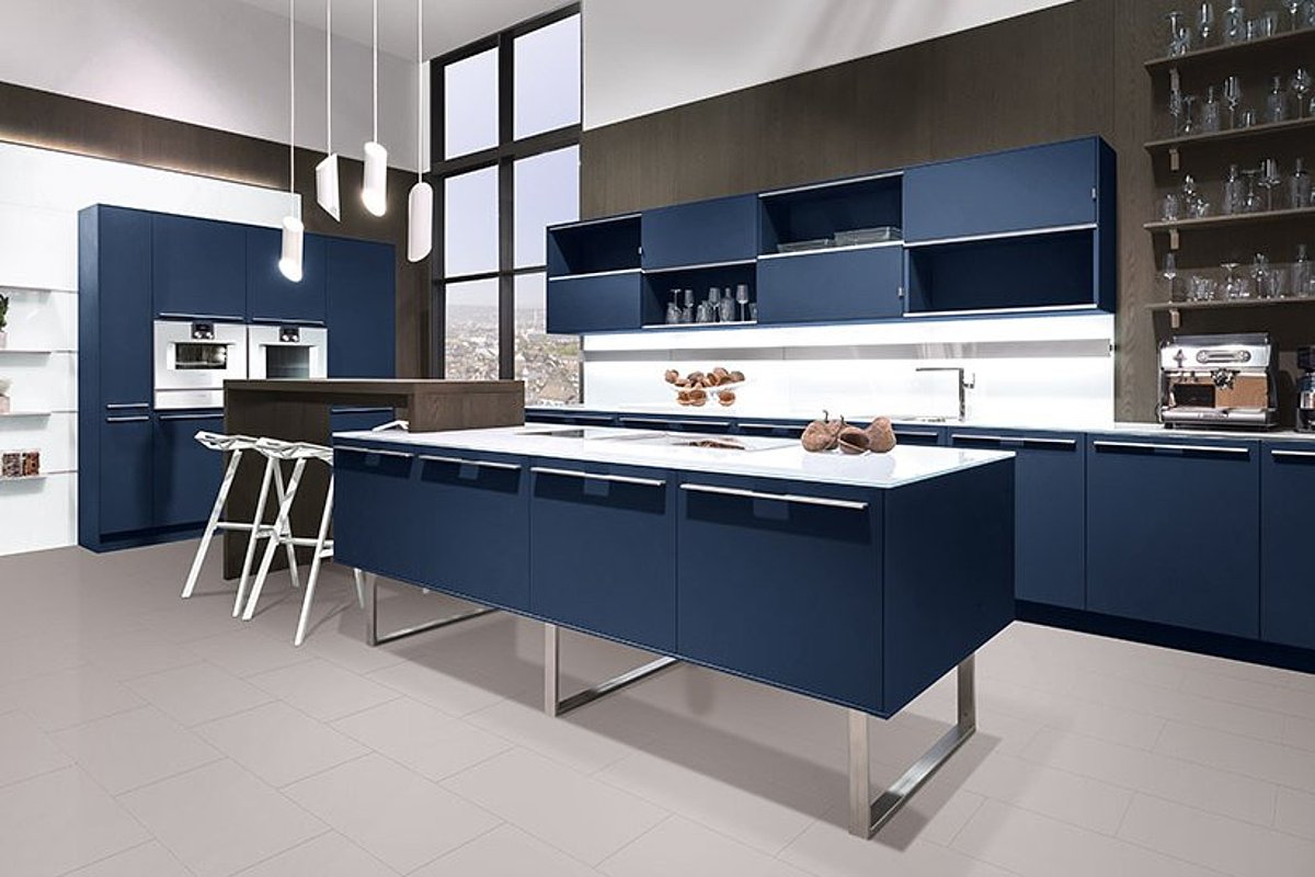 Küche mit Kücheninsel auf Standfüßen komplett in blau und weißer Arbeitsfläche und Küchenrückwand