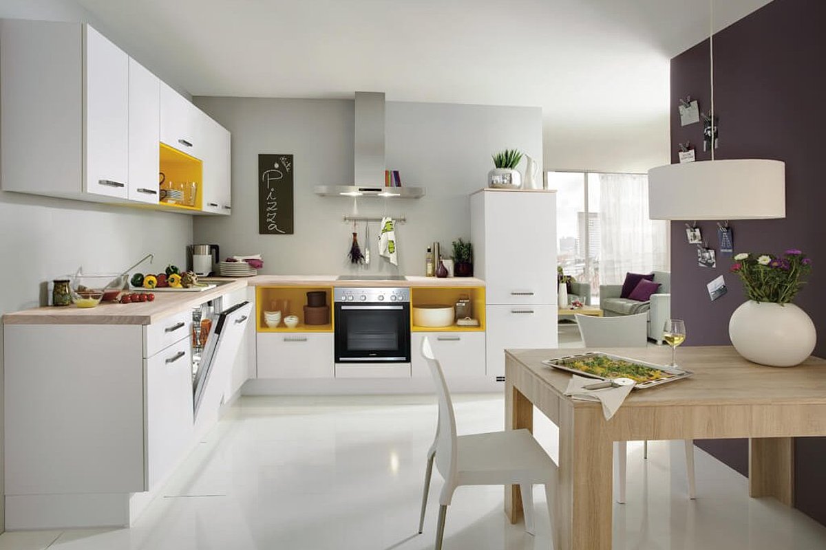 weiße Küche mit Esszimmertisch und gelben Farbeinsätzen