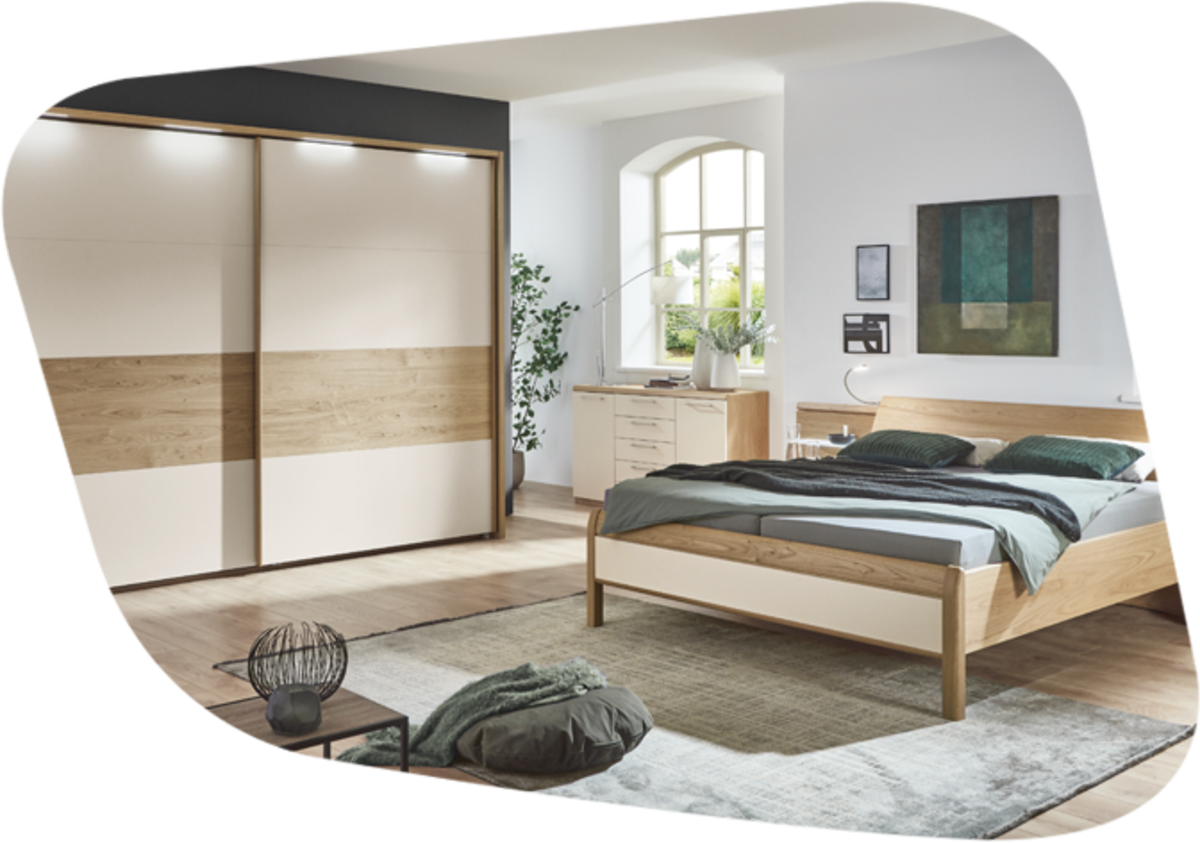 Schlafzimmer mit Schwebetürenschrank in hellem Holz und Beleuchtung