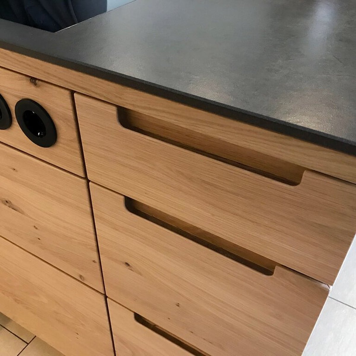 Küchenschubladen Massivholz mit integrierten Steckdosen und schwarzer Arbeitsplatte