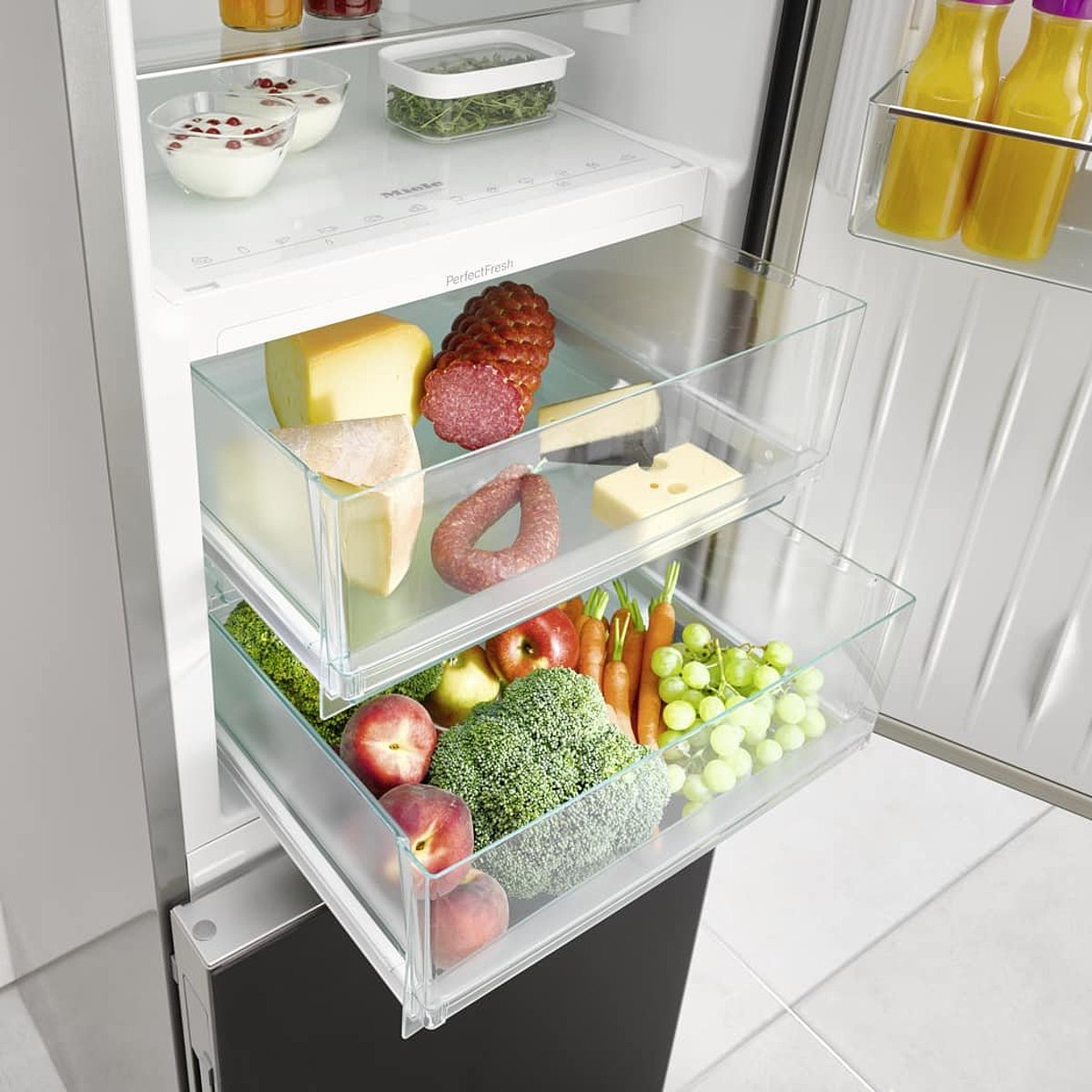 Kühlschrank gefüllt mit Lebensmitteln und geöffneten Schublade