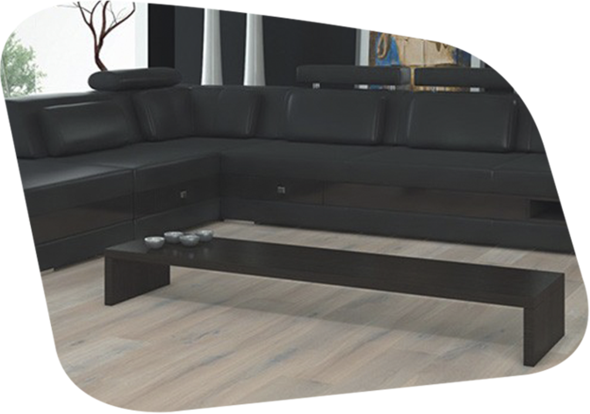 Holzboden mit schwarzem Sofa und Tisch