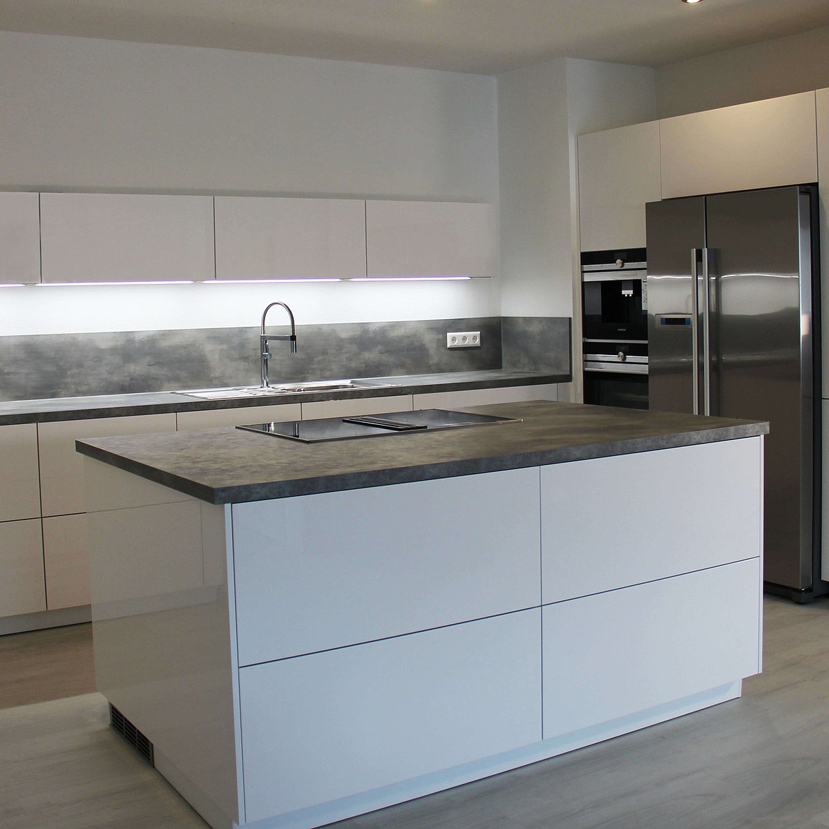 Kücheninsel in weiß mit grauer Kunststein Arbeitsplatte