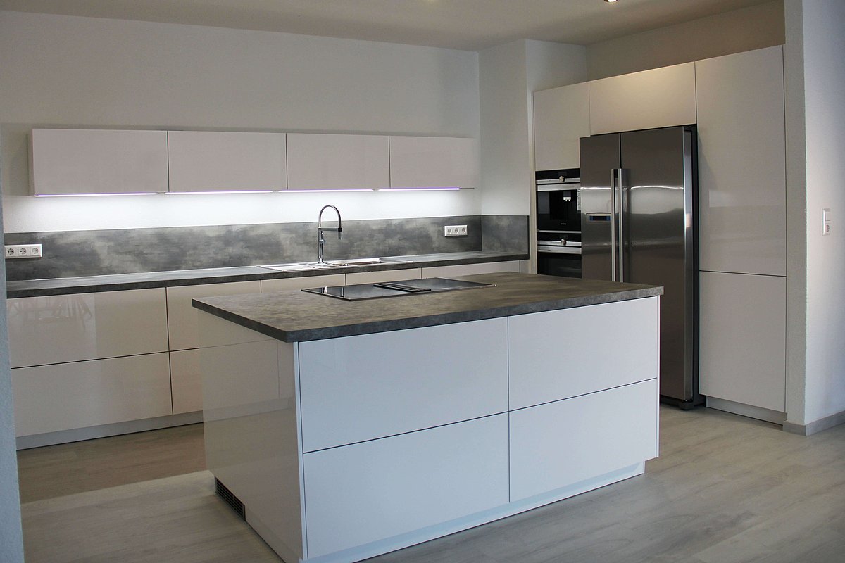 Kücheninsel in weiß mit grauer Kunststein Arbeitsplatte
