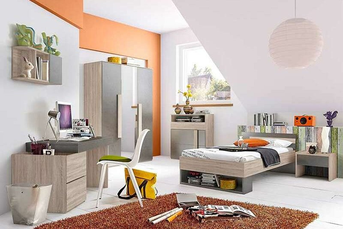 Jugendzimmer mit orangener Wand und Teppich