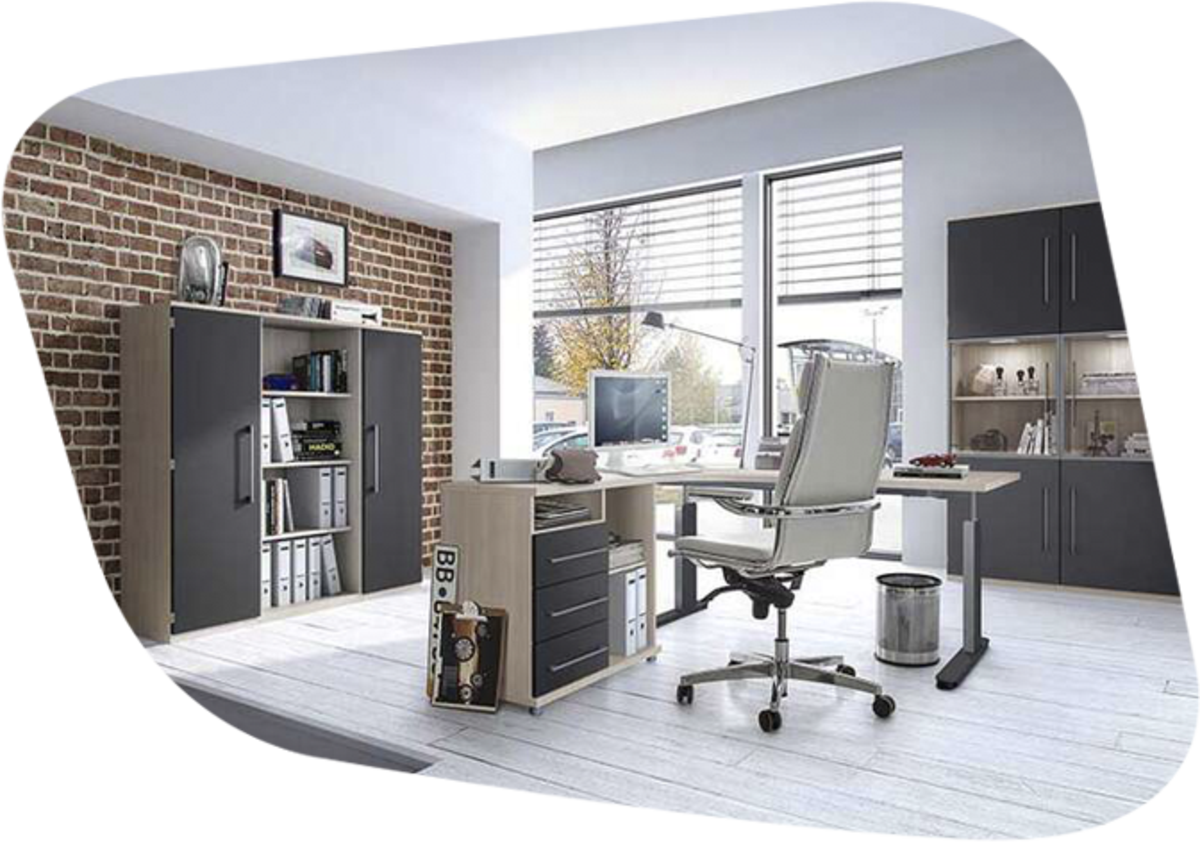 Büro mit Schreibtisch, Sessel und Wandregal
