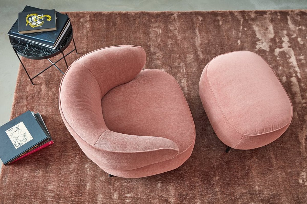 rosa farbener Sessel mit passendem Hocker Blick von oben