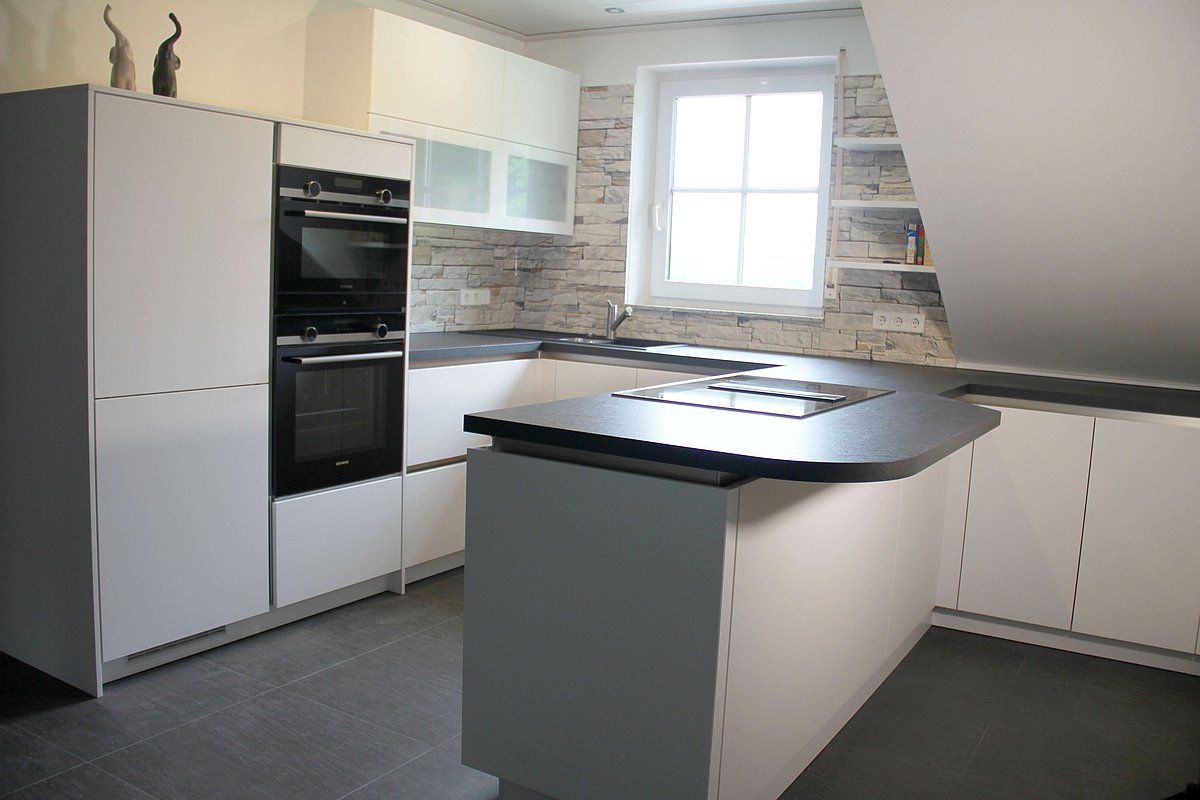 Küche in weiß mit Oberschränken mit Glasfront, Backofen und Halbinsel
