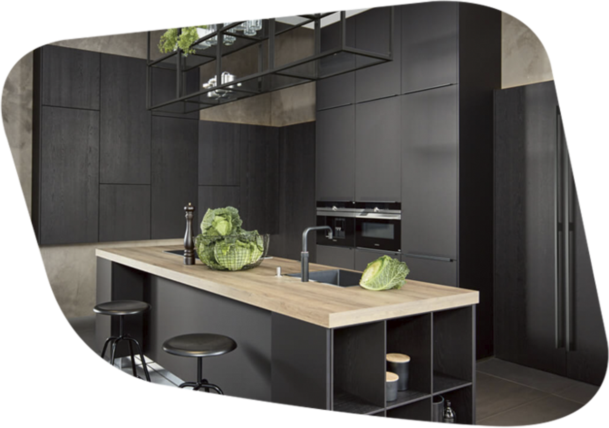 schwarze Küche mit Küchenzeile mit Holzarbeitsplatte