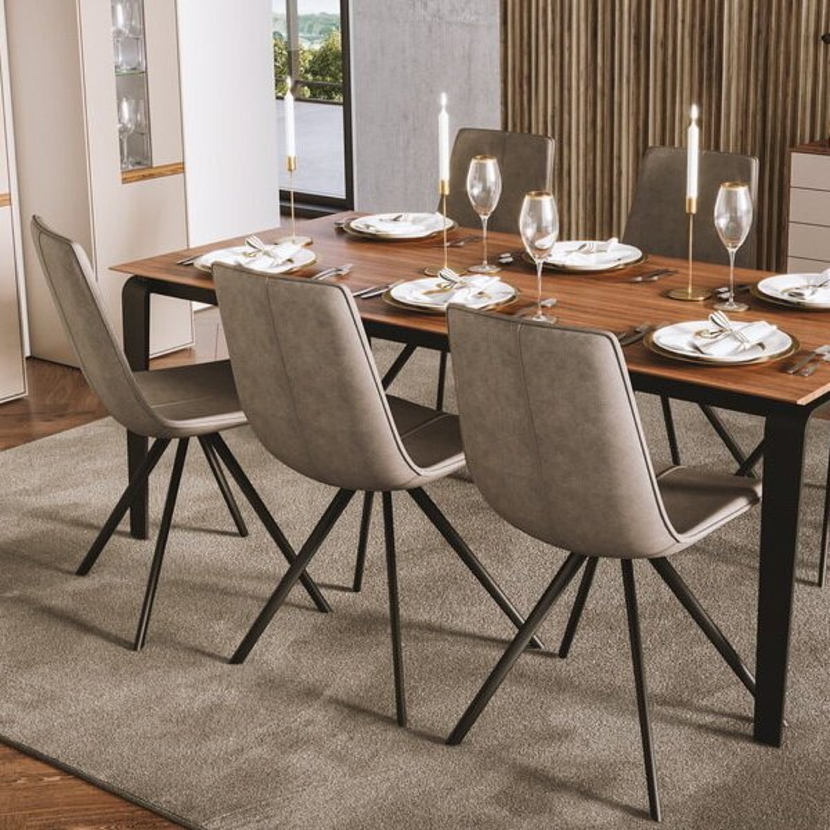 Stühle in Grau und Tisch aus Holz mit Metallfuß