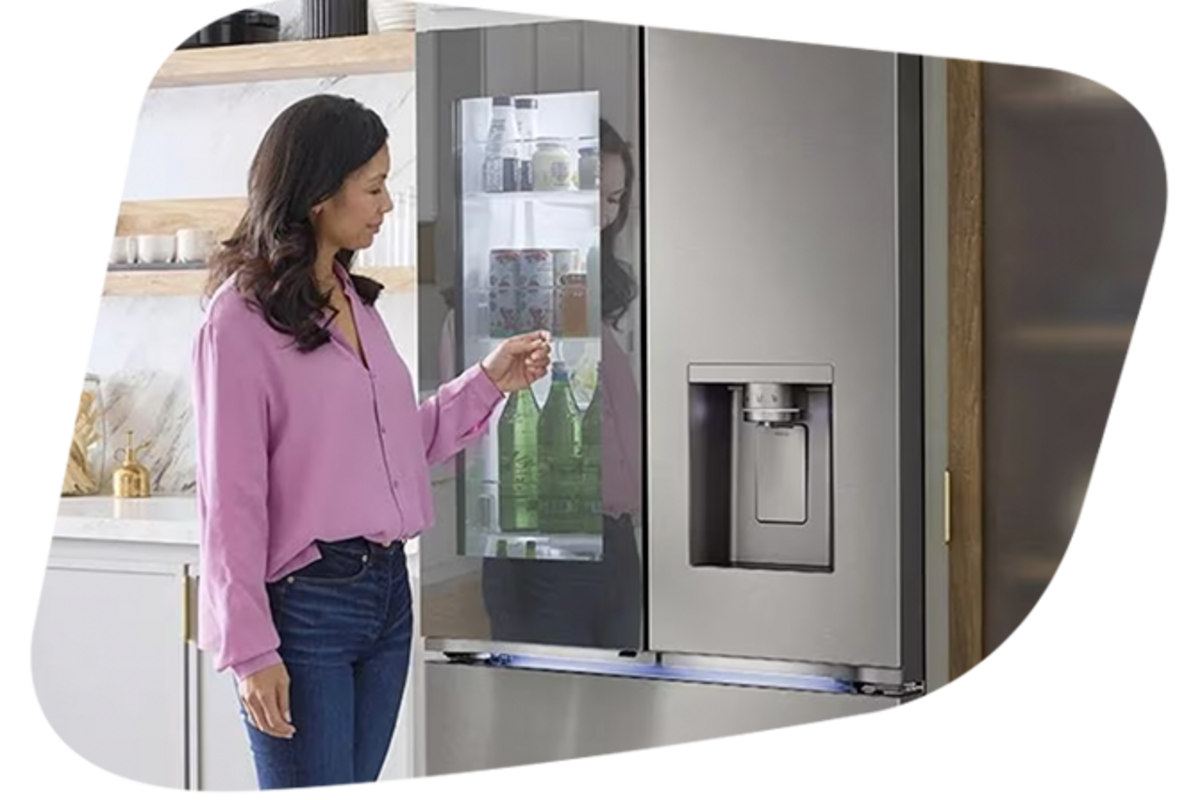 Frau benutzt die InstaView Technologie eines LG Kühlschranks