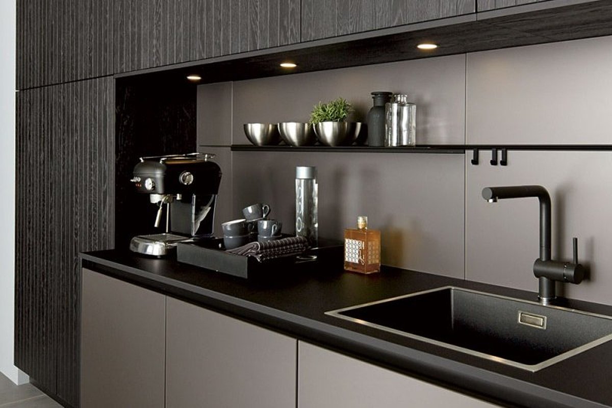 Küche in schwarz/grau