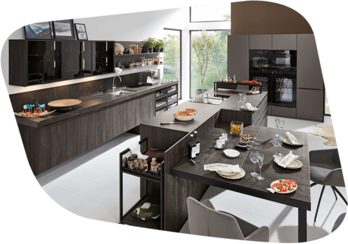 moderne Küche in schwarz grau Tönen und angrenzender Essbereich