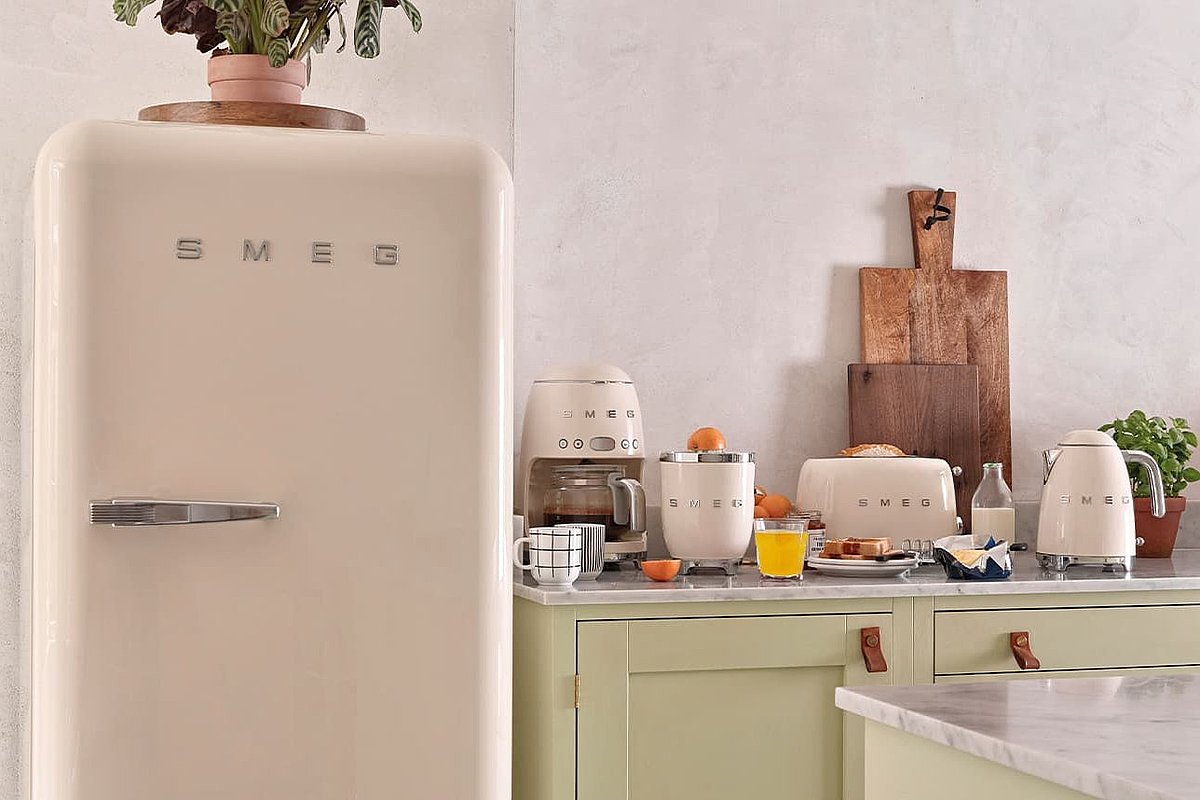 SMEG Kühlschrank und Haushaltsgeräte (Toaster, Wasserkocher) in beige