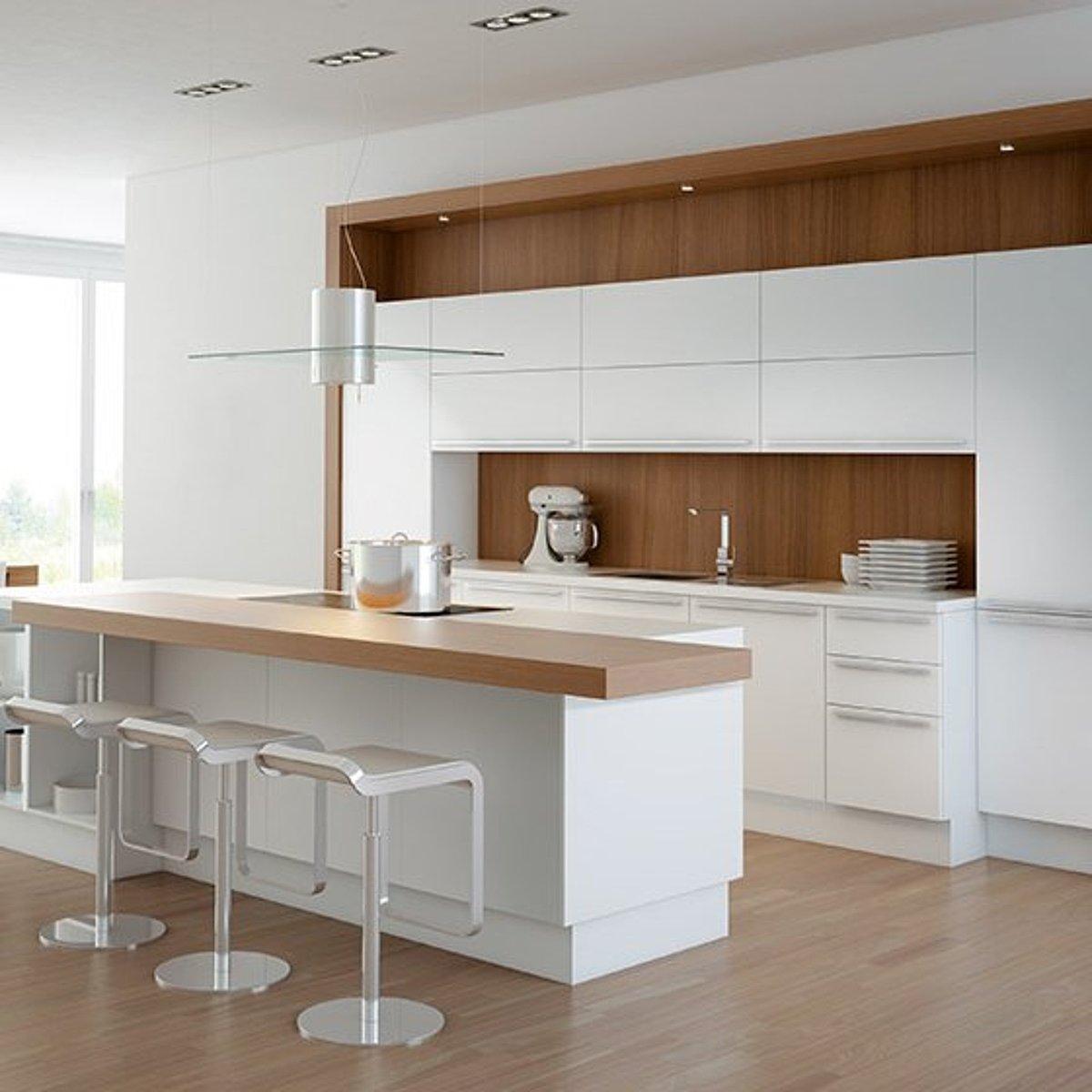 klassisch weiße Küche mit Holzarbeitsplatte
