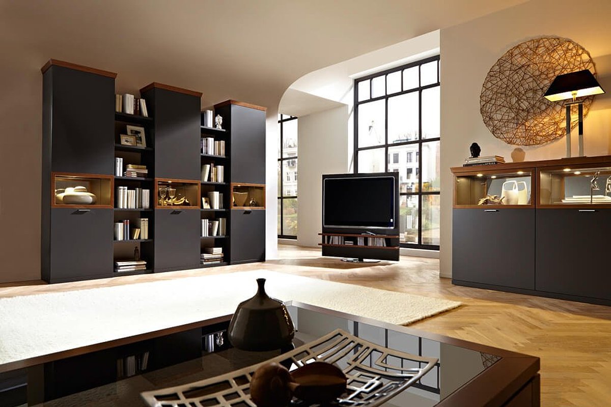 Schwarze Wohnzimmer Möbel mit Bücherregal und Beleuchtung