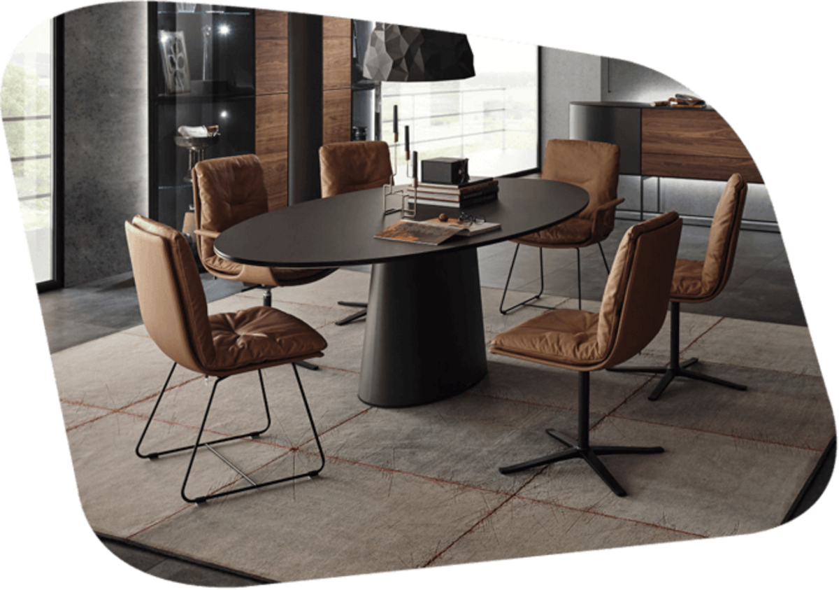 Tisch in Elliptischer Form und gepolsterten Stühlen
