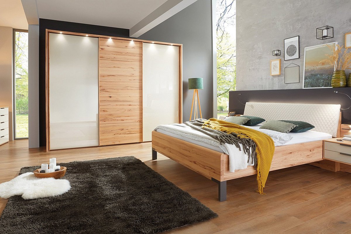 Schlafzimmerset mit hellem Holz und Lackfarben