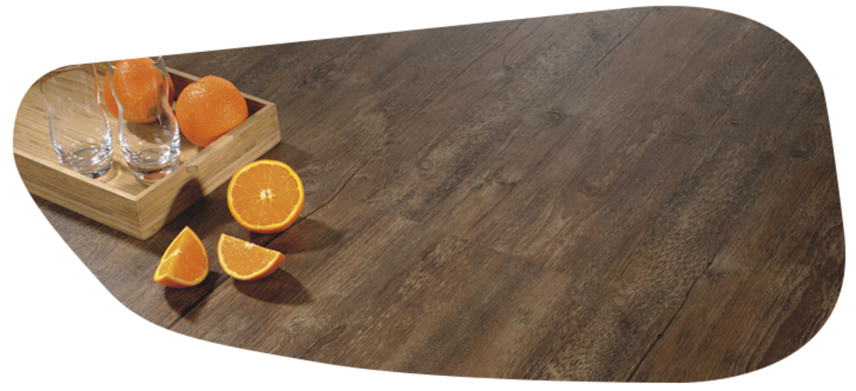 Boden in dunkler Holzoptik und Tablett mit Orangen