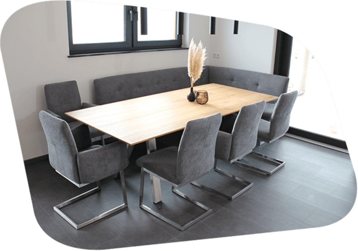 Tisch aus Echtholz mit Stühlen und Eckbank in grau