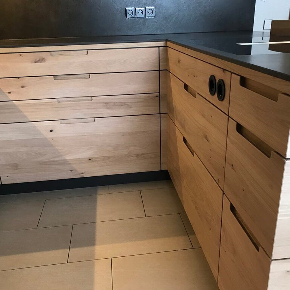 Massivholzküche mit U-Form angeordneten Schubladen und Stauraum
