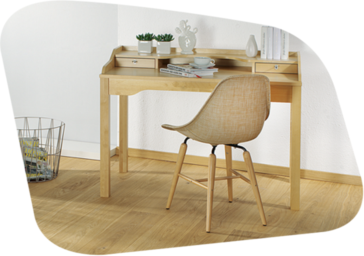 Schreibtisch mit Stuhl auf hellem Holzboden