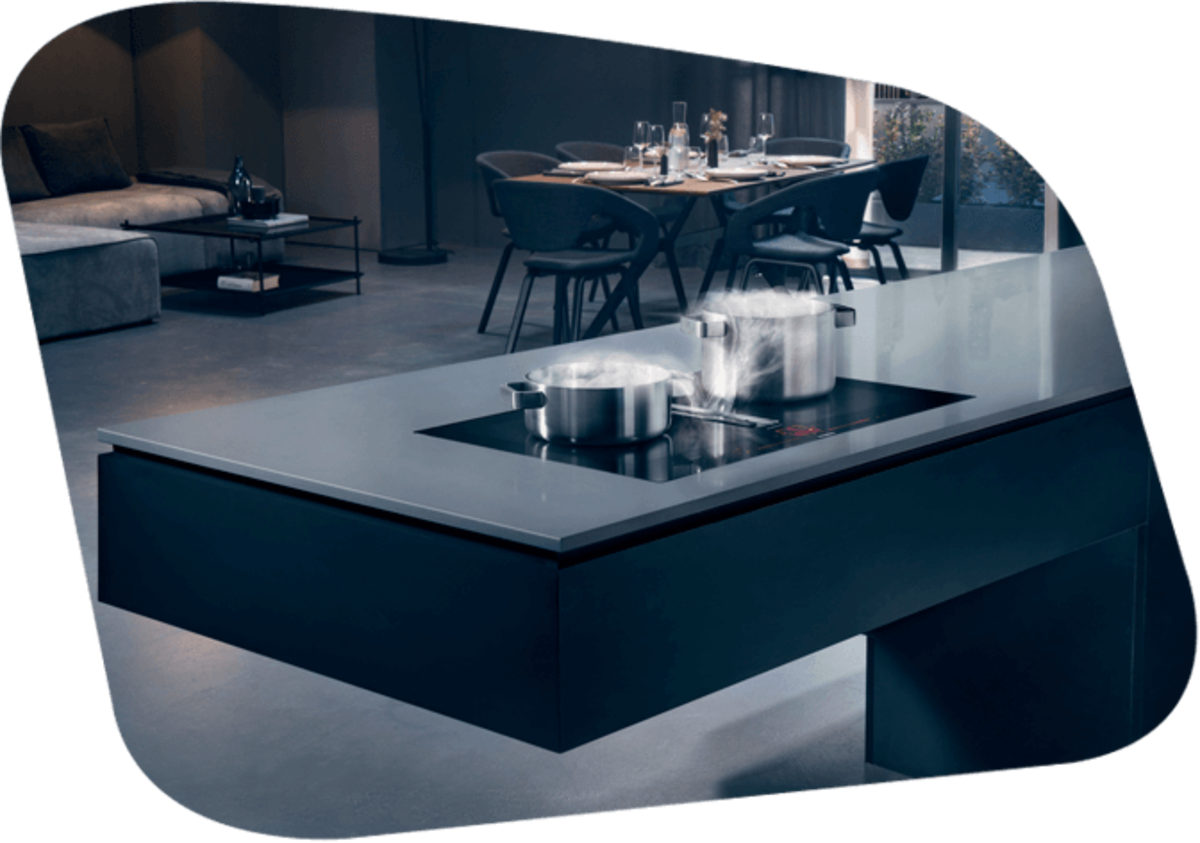 Kücheninsel mit integriertem Kochfeld und Blick in den Wohnbereich