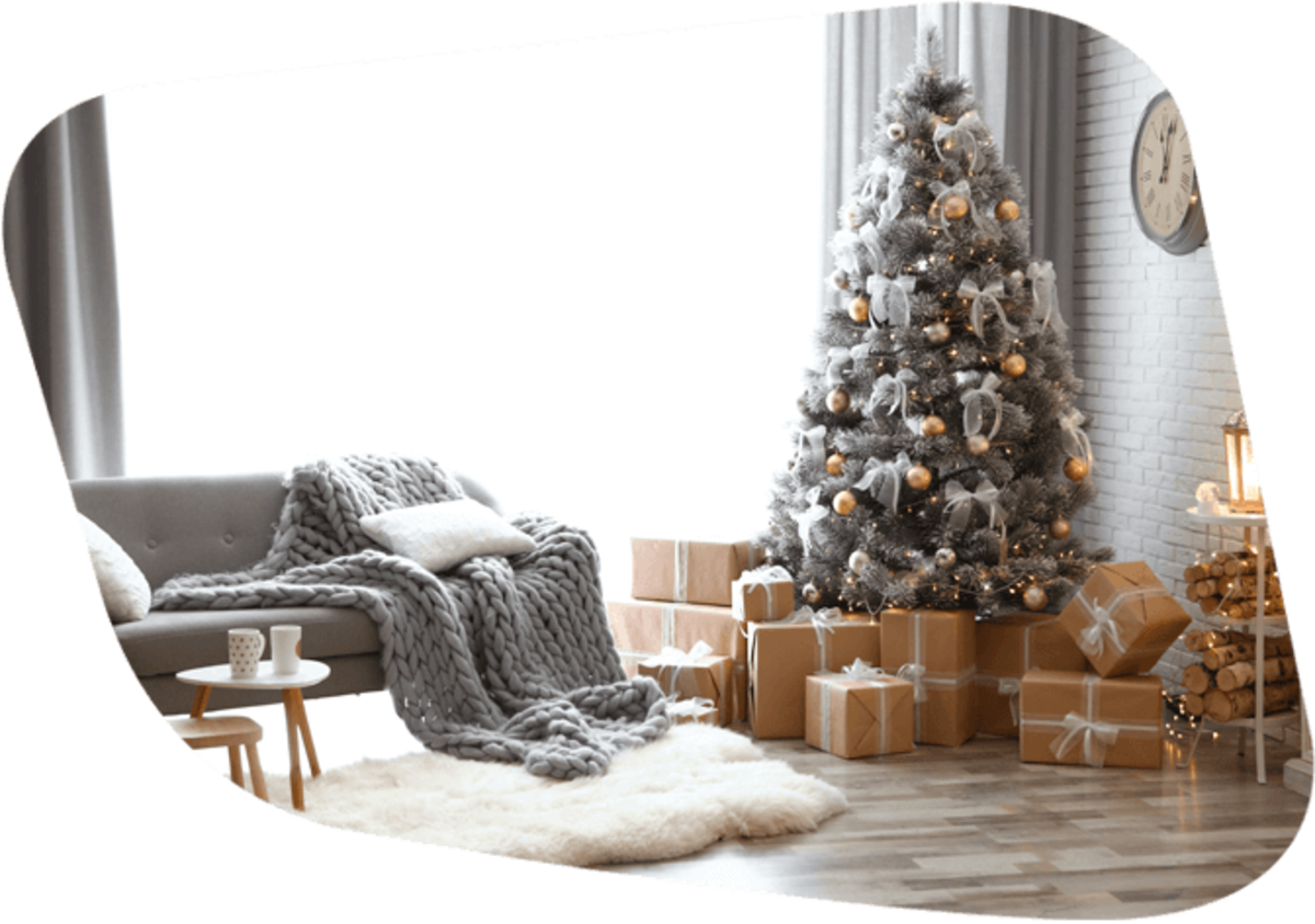 Weihnachtsbaum im Wohnzimmer mit Geschenken