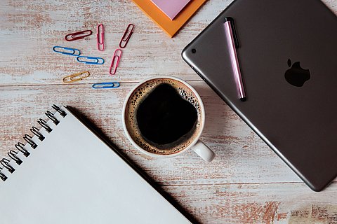 Schreibtisch mit Kaffee und iPad