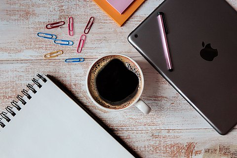 Schreibtisch mit Kaffee und iPad