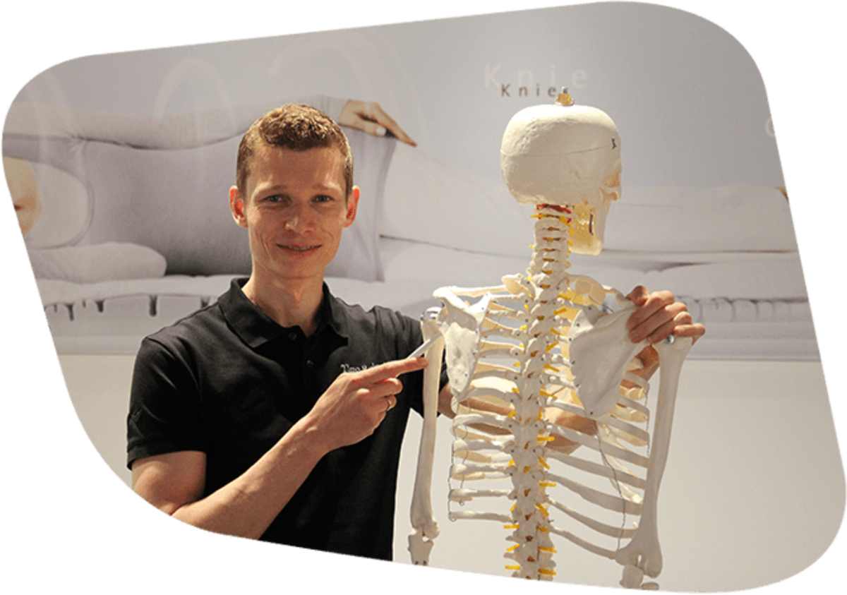 Timo Reinbold mit Skelett