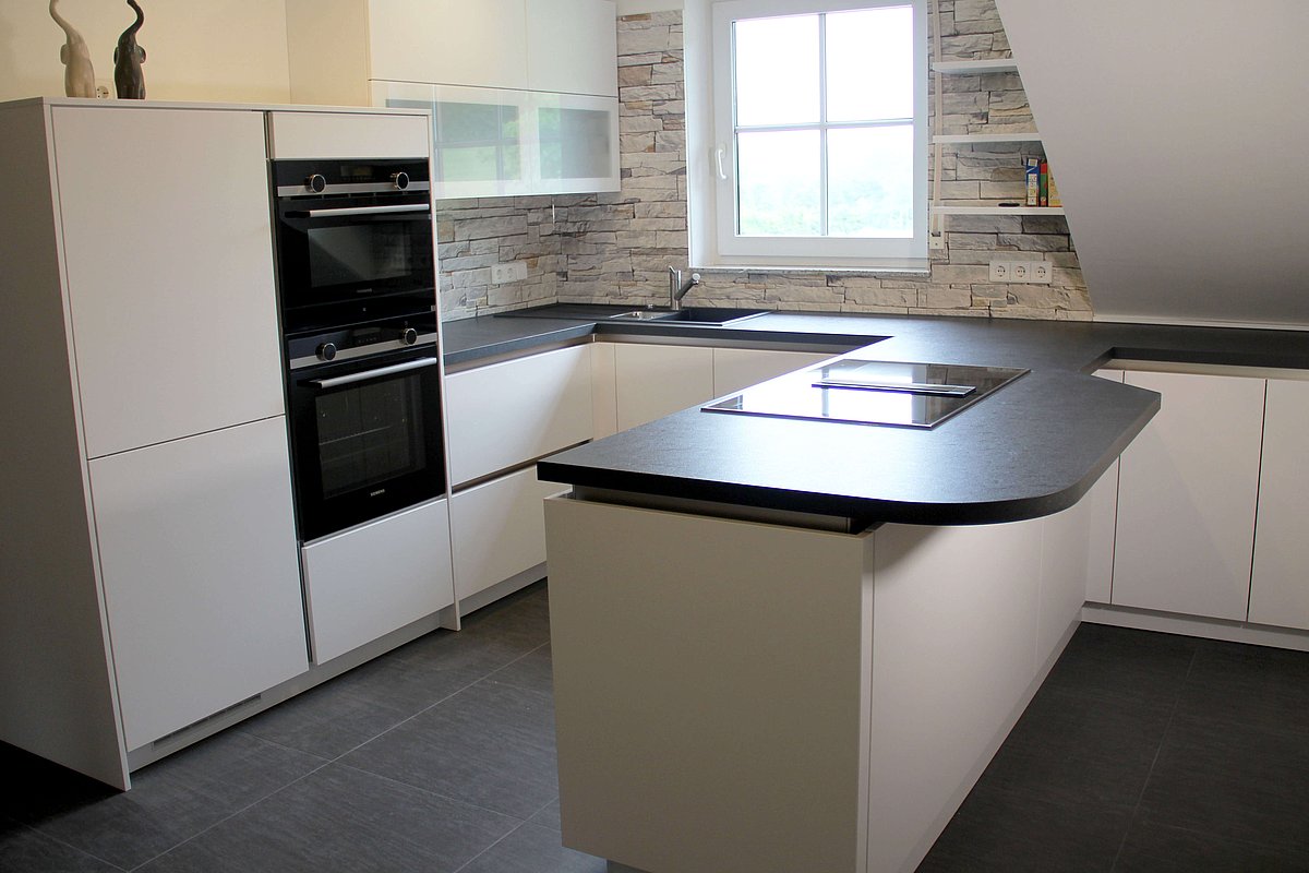 Küche in weiß mit Oberschränken mit Glasfront, Backofen und Halbinsel 