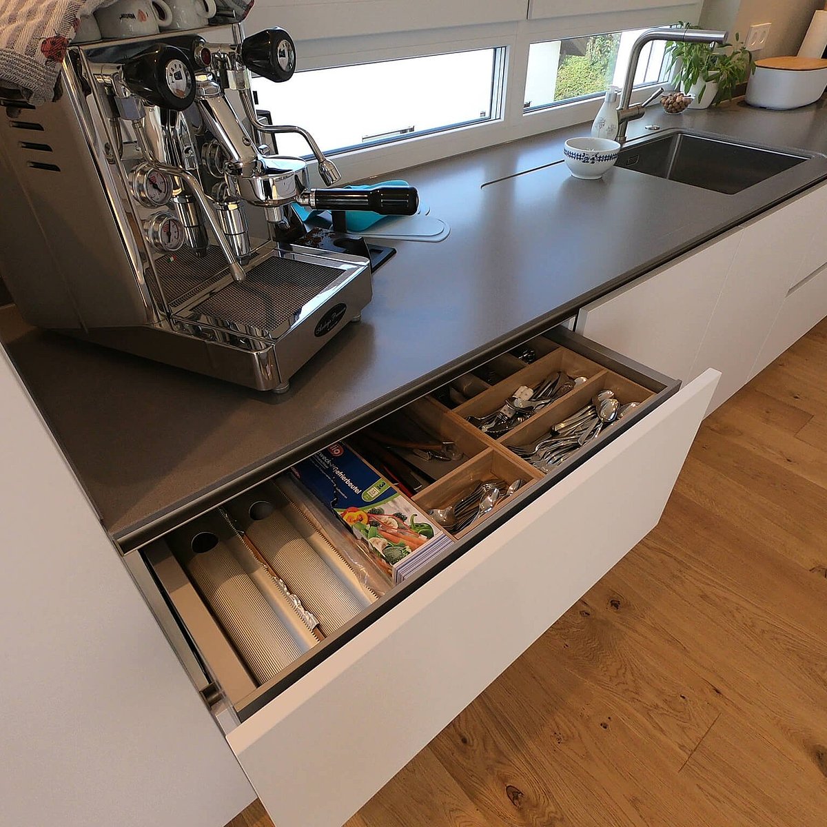 Küche mit Stauraum in weiß und Blick in Schublade