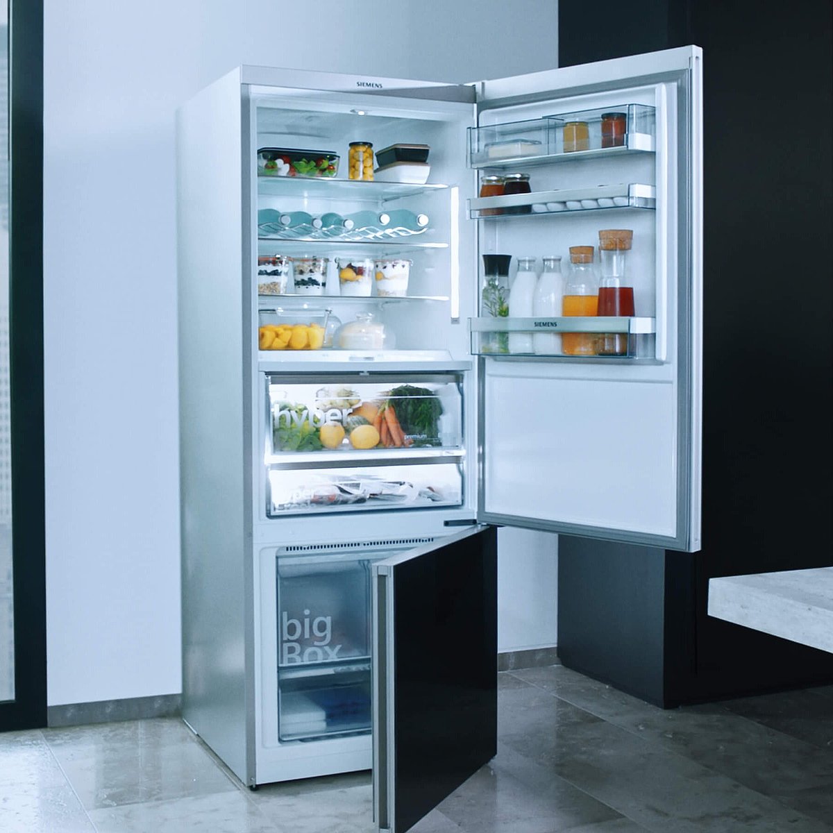 gefüllter Kühlschrank mit geöffneten Türen und Gefrierfach