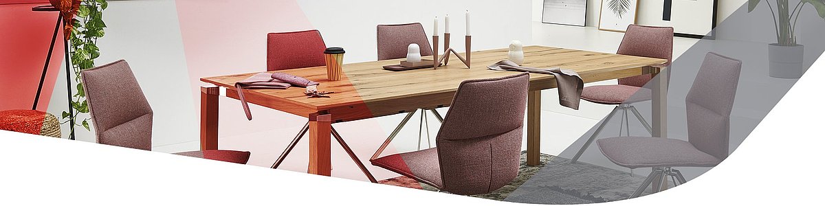 Esszimmergruppe mit Holztisch und rötlich gepolsterten Stühlen