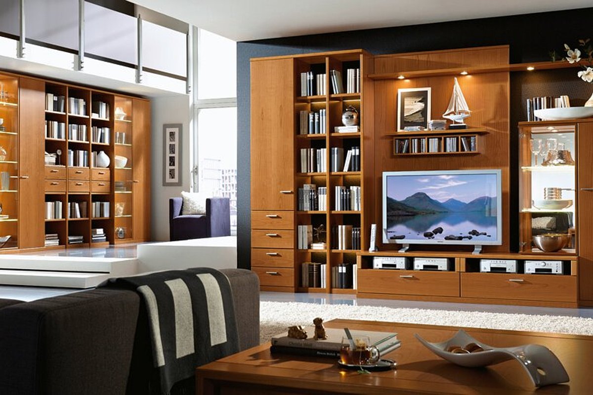 Wohnwand beleuchtet und mit offenem Bücherregal integriert