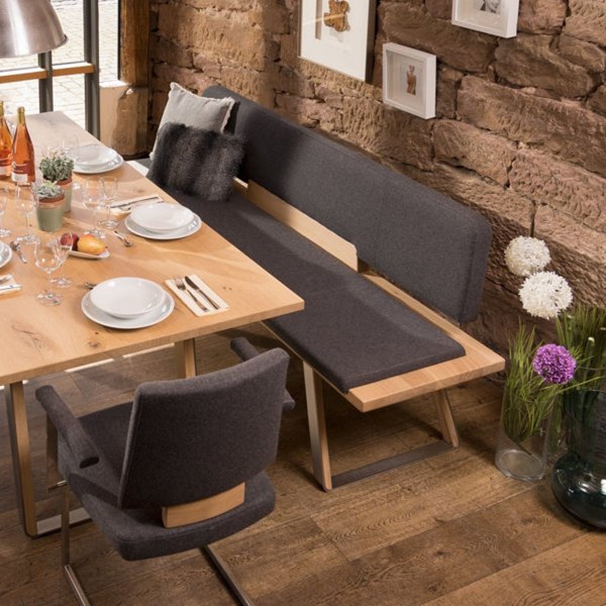 Tisch, Bank und Stühle aus Holz mit grauem Stoff