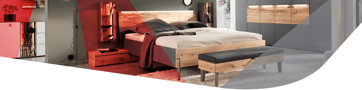 Schlafzimmermöbel aus Holz und grauen Akzentelementen - Bett, Kleiderschrank, BEttkonsolen und Bank