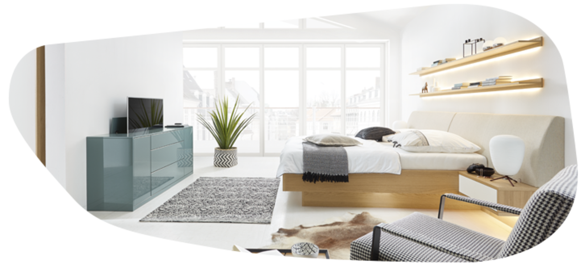 Schlafzimmer mit Sideboard und ausfahrbarem Fernseh