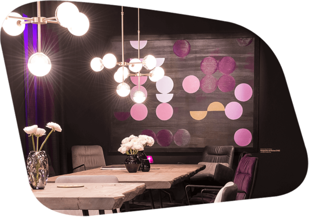 Esszimmer mit lila und rosa Akzenten mit Beleuchtung