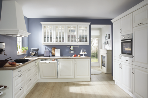 Küche in skandinavischem Stil und mit weißer Front