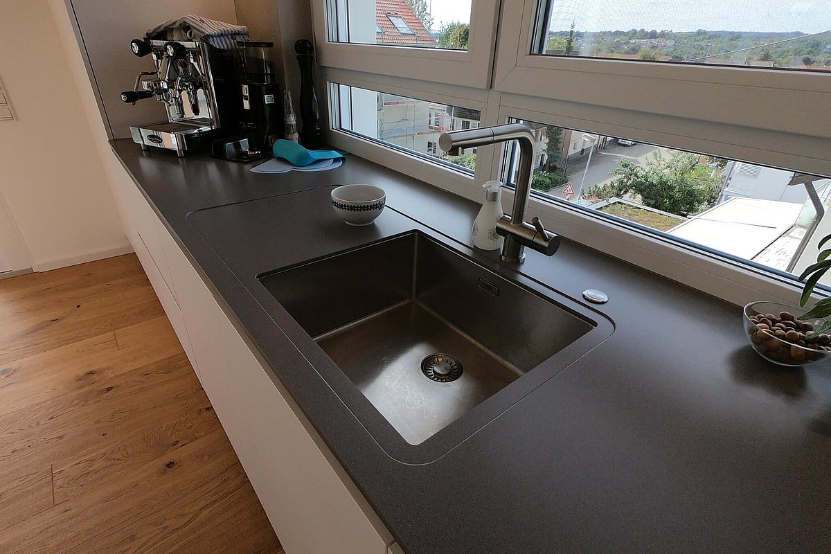 Küchenarbeitsfläche mit Wasserhahn und Kaffeemaschine
