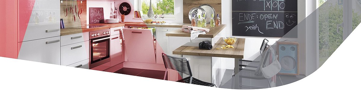 moderne Küche in weiß mit Holzarbeitsplatte und kleinem, integriertem Esstisch