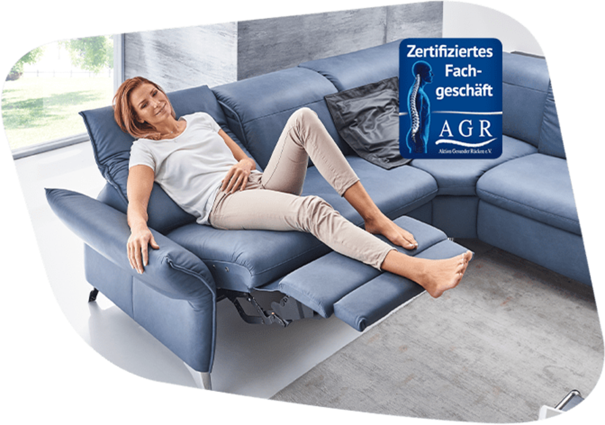Frau auf blauem Sofa & AGR-Zertifikat