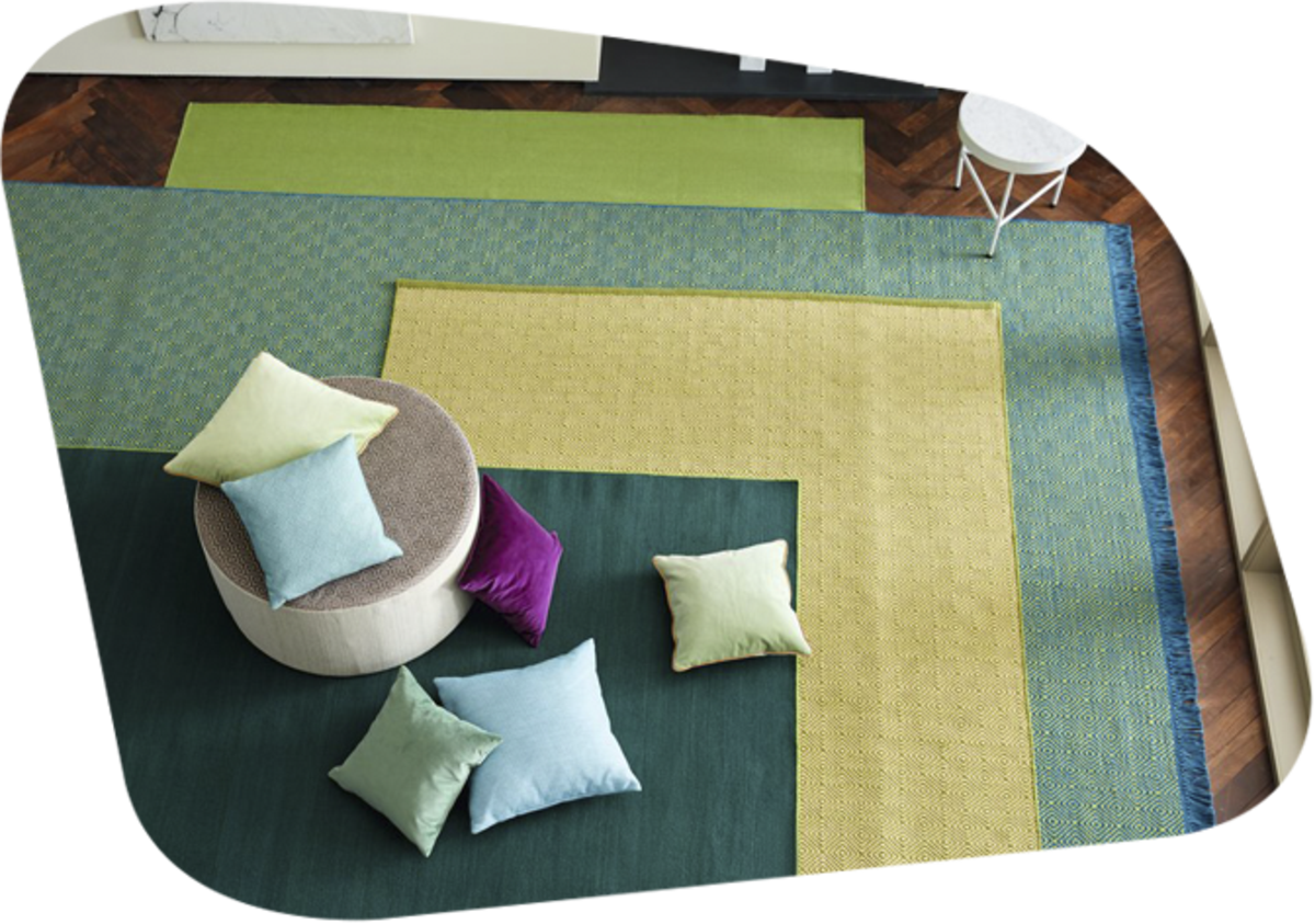 Kissen und Teppiche in unterschiedlichen Farben