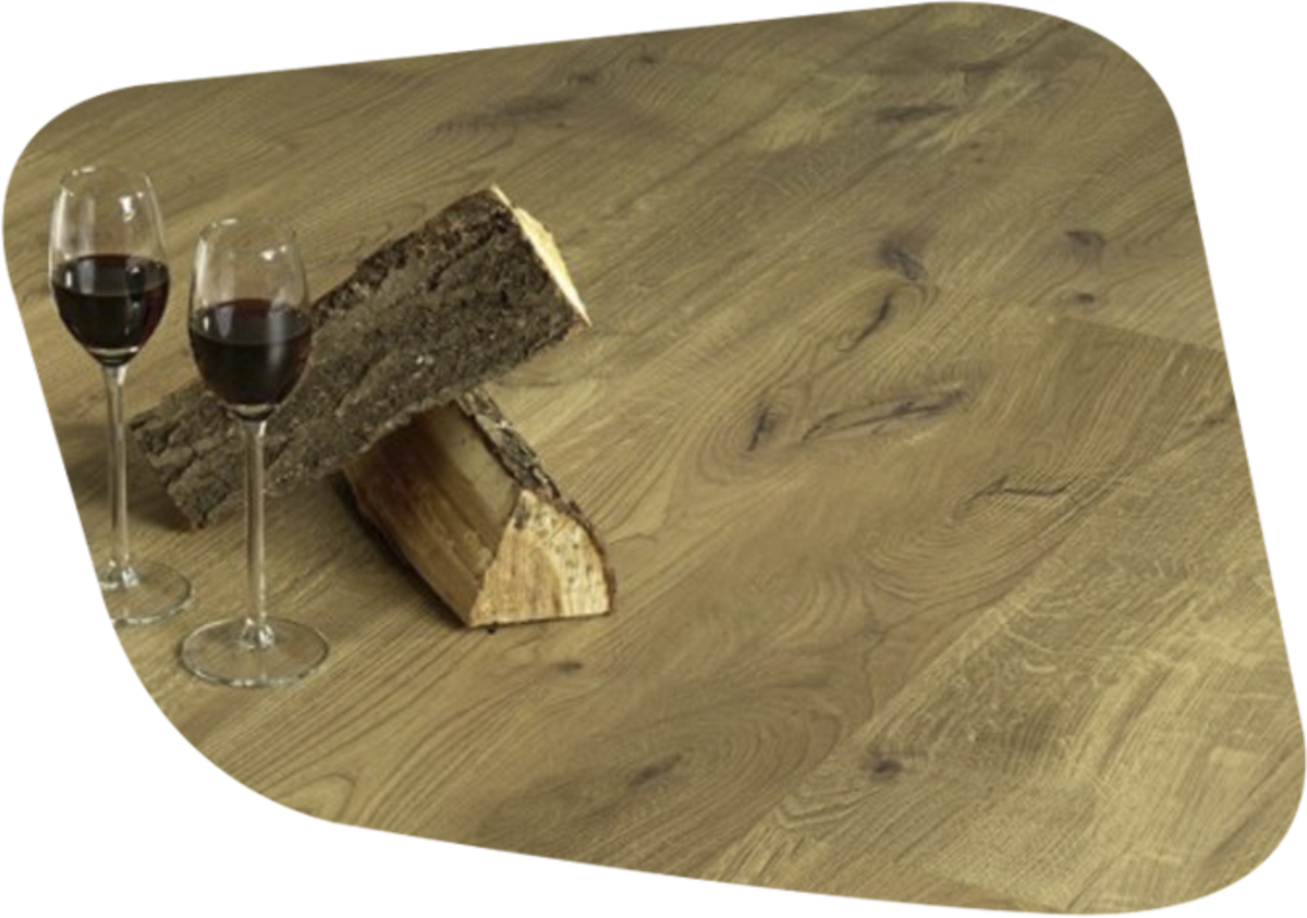Holz und Weingläser auf Boden